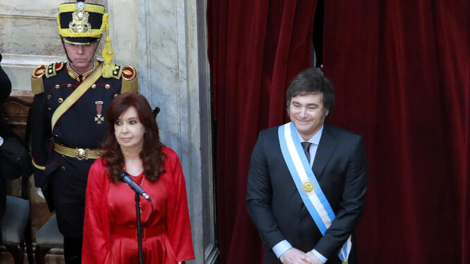 El presidente de Argentina, Javier Milei (d), y la exmandataria argentina Cristina Fernández, en una fotografía de archivo. EFE/Demian Alday Estevez
