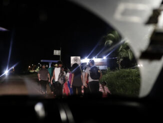 Migrantes caminan mientras se preparan para cruzar la frontera entre Costa Rica y Nicaragua, en una fotografía de archivo. EFE/ Jeffrey Arguedas