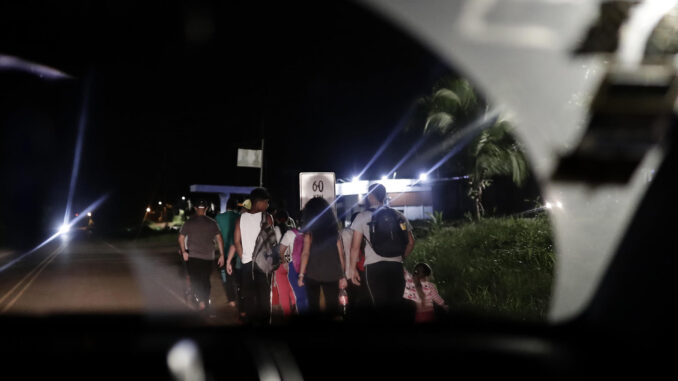 Migrantes caminan mientras se preparan para cruzar la frontera entre Costa Rica y Nicaragua, en una fotografía de archivo. EFE/ Jeffrey Arguedas
