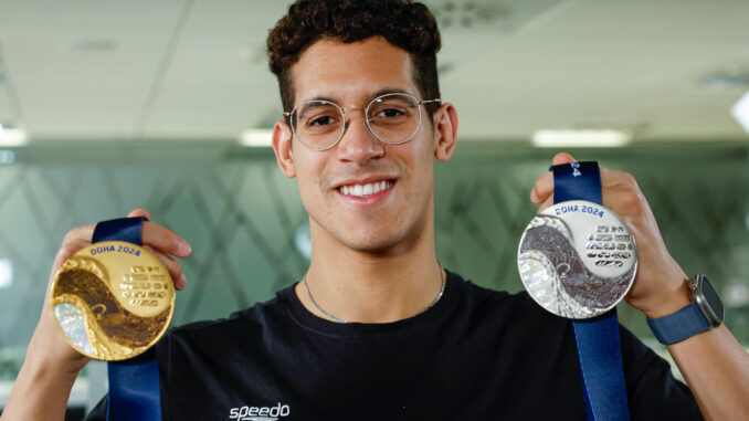 El nadador Hugo González, doble medallista en los recientes Mundiales de Doha, oro en 200 espalda y plata en 100 espalda. EFE/Chema Moya
