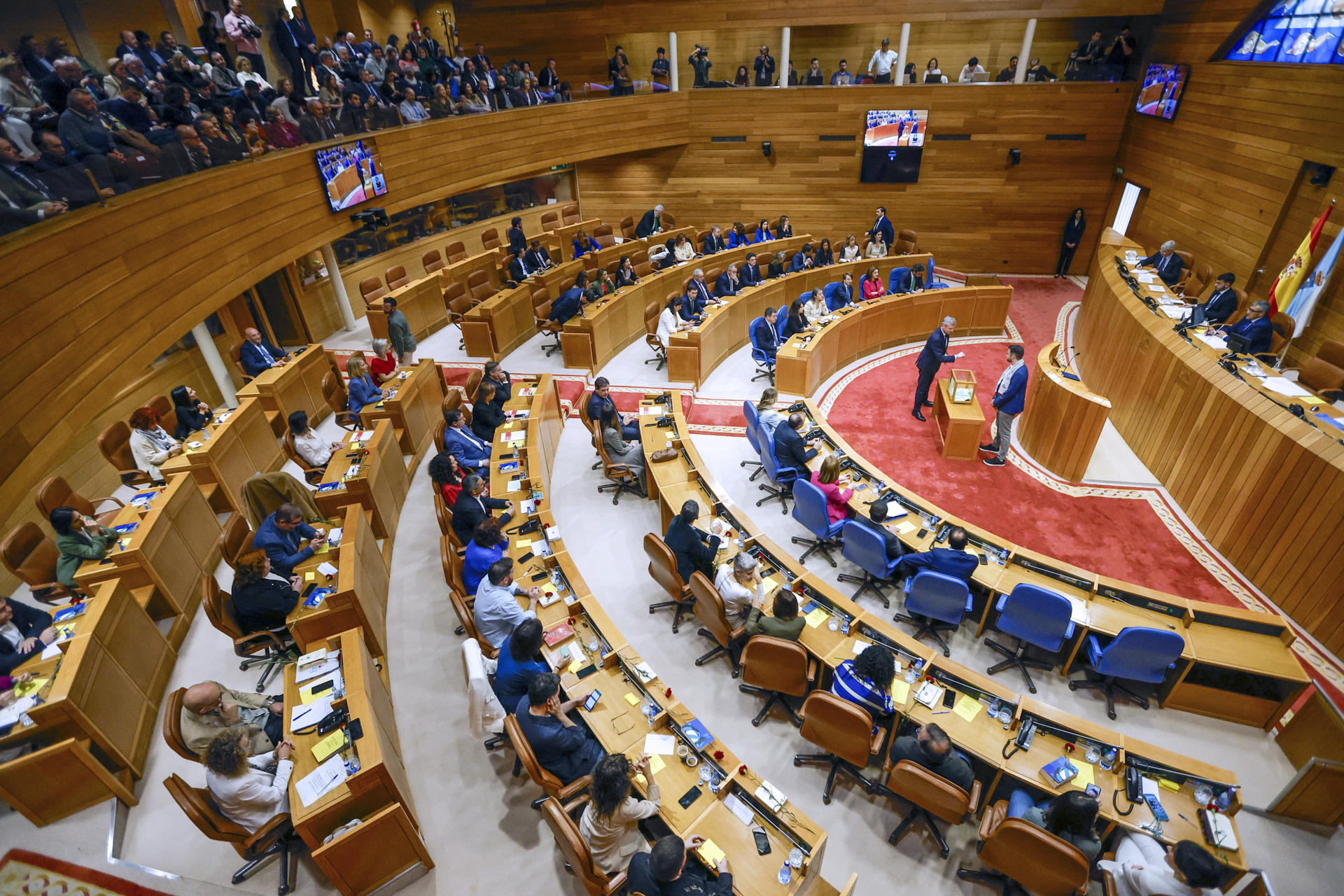 El presidente electo de la Xunta, Alfonso Rueda, (d) vota para la constitucón de la Mesa, en la sesión constitutiva del Parlamento gallego que inicia la XII Legislatura tras las elecciones del pasado 18 de febrero, este lunes en Santiago de Compostela. EFE/Lavandeira jr
