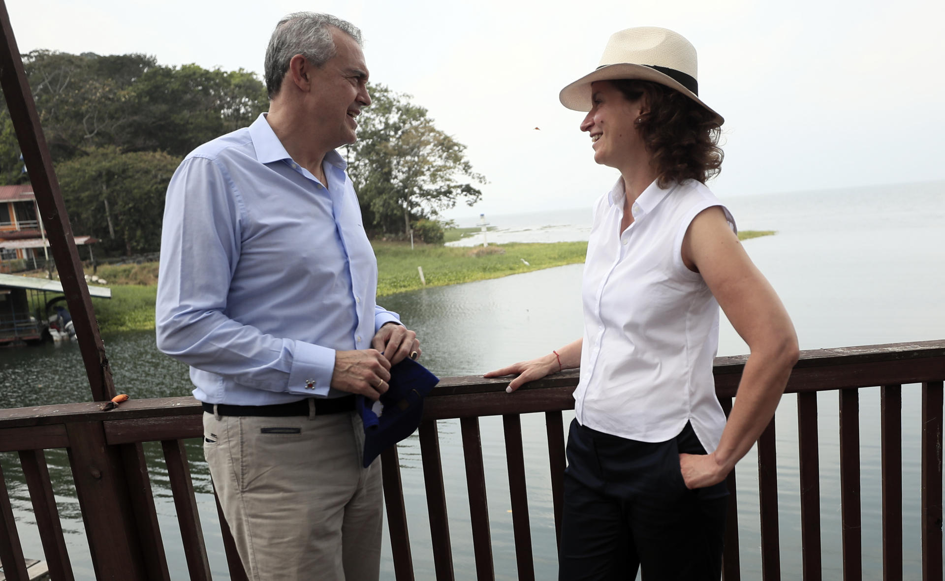 El director para América Latina y el Caribe de la Comisión Europea, Félix Fernández-Shaw (i), habla con la embajador a de Alemania Daniela Vogl (d) este lunes, en el Lago de Yojoa en el departamento de Cortes, al norte de Honduras. EFE/ Gustavo Amador
