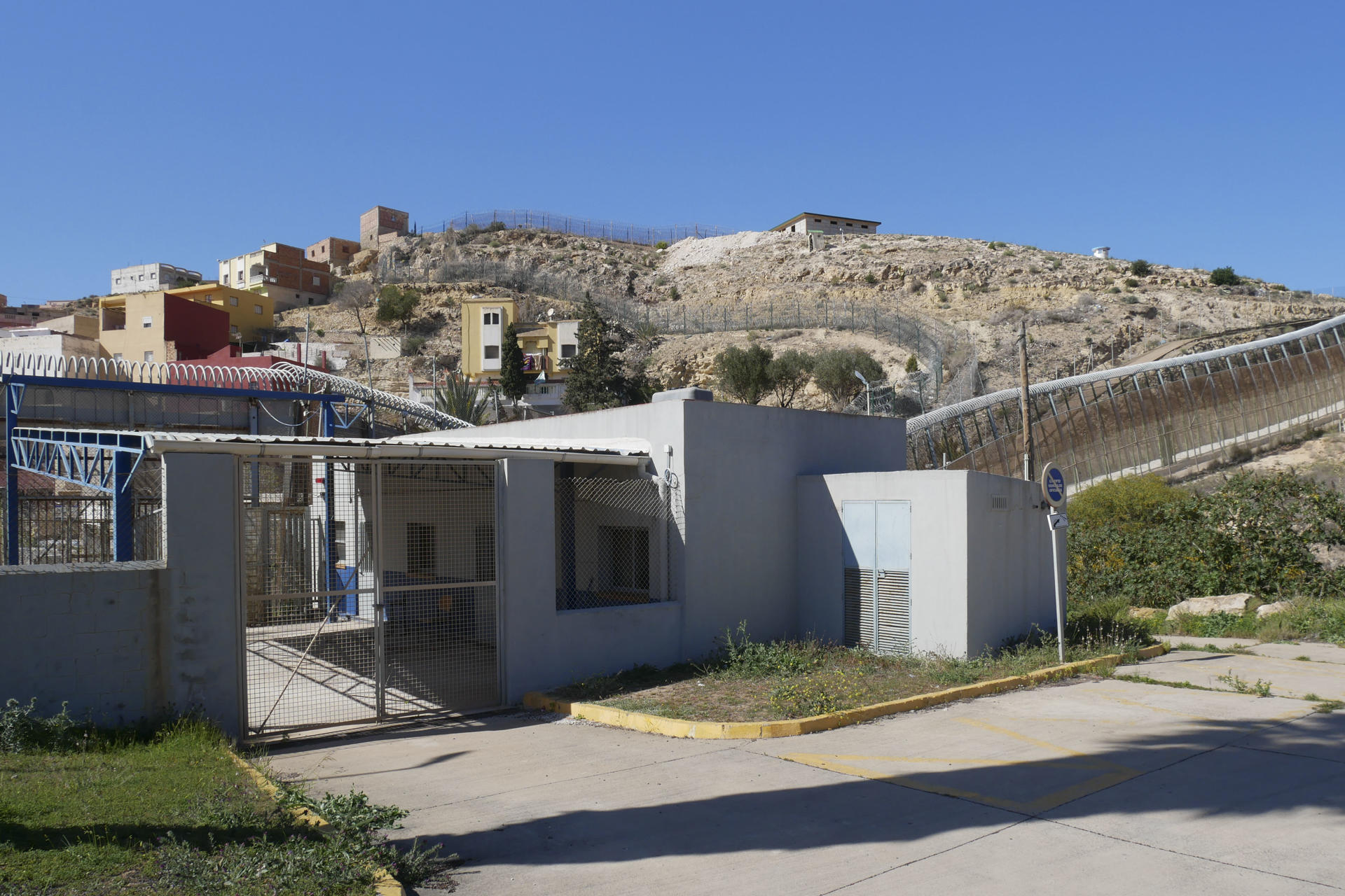 Vista del paso fronterizo entre España y Marruecos de Mariguari (Melilla). La imagen del cierre las fronteras terrestres de Melilla y Ceuta en la madrugada del 13 de marzo de 2020 fue una de las primeras que constató el cerrojazo que iba a suponer la pandemia del coronavirus en todo el mundo. EFE/ Paqui Sánchez
