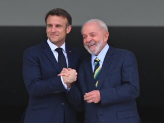 El presidente de Francia, Emmanuel Macron, posa con el presidente de Brasil, Luiz Inácio Lula da Silva, este jueves en el Palacio del Planalto, en Brasilia (Brasil). EFE/André Borges