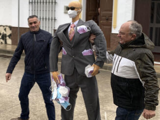 Koldo García, quien fuese asesor del exministro de Transportes José Luis Ábalos, imputado por un presunto delito de corrupción en la compra de mascarillas en pandemia, ha sido 'tiroteado' y 'quemado' en el municipio de Coripe, donde cada Domingo de Resurrección se lincha a una figura de Judas que representa a alguien cuya acción es reprobable bajo el criterio de los vecinos. EFE/ Fermín Cabanillas