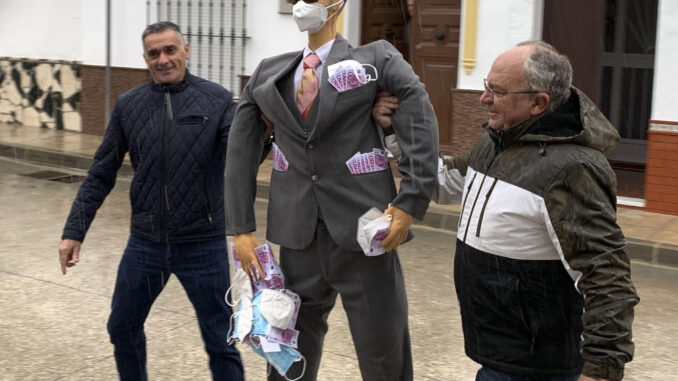 Koldo García, quien fuese asesor del exministro de Transportes José Luis Ábalos, imputado por un presunto delito de corrupción en la compra de mascarillas en pandemia, ha sido 'tiroteado' y 'quemado' en el municipio de Coripe, donde cada Domingo de Resurrección se lincha a una figura de Judas que representa a alguien cuya acción es reprobable bajo el criterio de los vecinos. EFE/ Fermín Cabanillas
