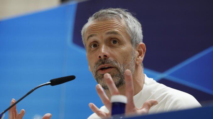 El entrenador del Leipzig, Marc Rose, durante la rueda de prensa previa al partido de vuelta de octavos de final de la Liga de Campeones que les enfrenta al Real Madrid en el estadio Santiago Bernabéu. EFE/ Juanjo Martin
