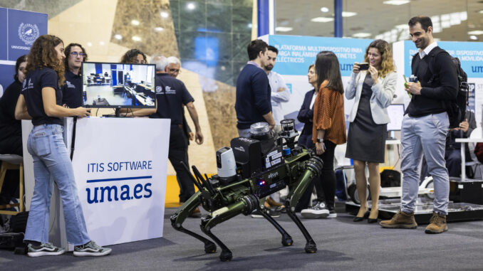 Varias personas durante la inauguración de la decimotercera edición de Transfiere, el Foro Europeo para la Ciencia, Tecnología e Innovación, con la presencia de más de 500 empresas e instituciones, y que se celebra en el Palacio de Ferias y Congresos de Málaga. EFE/Carlos Díaz.
