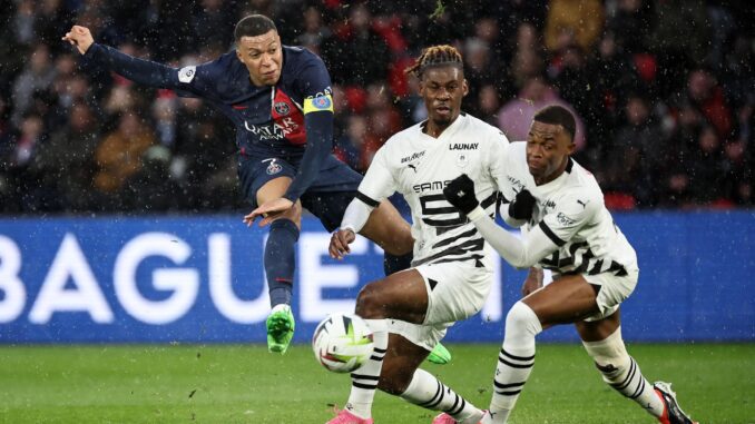 Imagen de archivo del delantero del Paris Saint Germain Kylian Mbappe (i), en acción durante el partido de la Ligue 1 entre Paris Saint Germain (PSG) y Rennes en París. EFE/CHRISTOPHE PETIT TESSON
