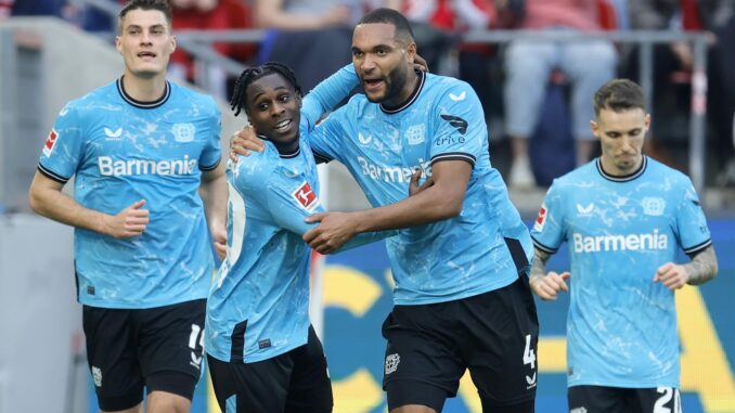 Los jugadores del Leverkusen Jeremie Frimpong (2-I) celebra con sus compañeros el 0-1 durante el partido de la Bundesliga que han jugado FC Cologne y Bayer 04 Leverkusen en Colonia, Alemania. EFE/EPA/RONALD WITTEK
