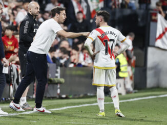 El entrenador del Rayo, Iñigo Pérez da instrucciones a Unai López, durante el partido de Liga ante el Real Betis. EFE/Fernando Alvarado