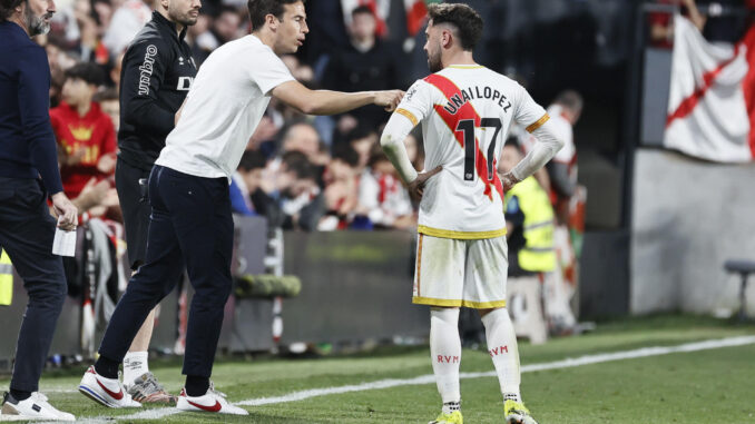 El entrenador del Rayo, Iñigo Pérez da instrucciones a Unai López, durante el partido de Liga ante el Real Betis. EFE/Fernando Alvarado
