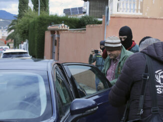 La Guardia Civil ha desarrollado este jueves una operación antiyihadista en una vivienda del municipio granadino de La Zubia (Granada), donde los agentes han detenido a una persona e incautado diversas armas. EFE/Pepe Torres