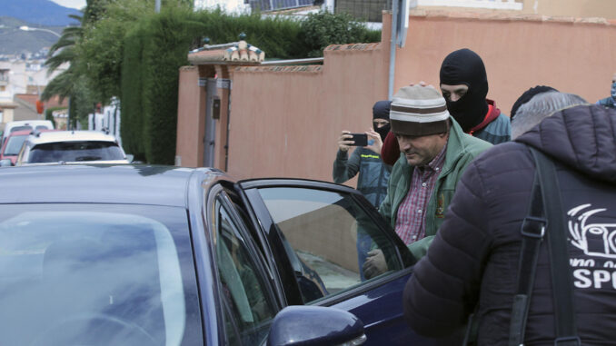 La Guardia Civil ha desarrollado este jueves una operación antiyihadista en una vivienda del municipio granadino de La Zubia (Granada), donde los agentes han detenido a una persona e incautado diversas armas. EFE/Pepe Torres
