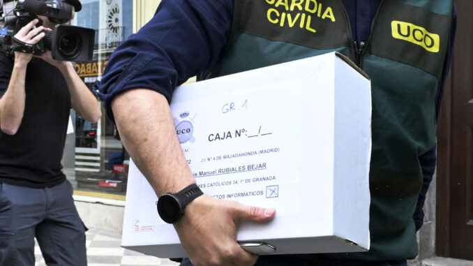 Registros efectuados por la Guardia Civil dentro de la operación que investiga contratos presuntamente irregulares durante la etapa de Luis Rubiales al frente de la Real Federación Española de Fútbol (RFEF). EFE/ Miguel Angel Molina
