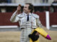 El torero Román Collado corta una oreja a su primer toro durante la corrida del Domingo de Resurrección, este domingo en la plaza de toros de Las Ventas, en Madrid. EFE/ Víctor Lerena