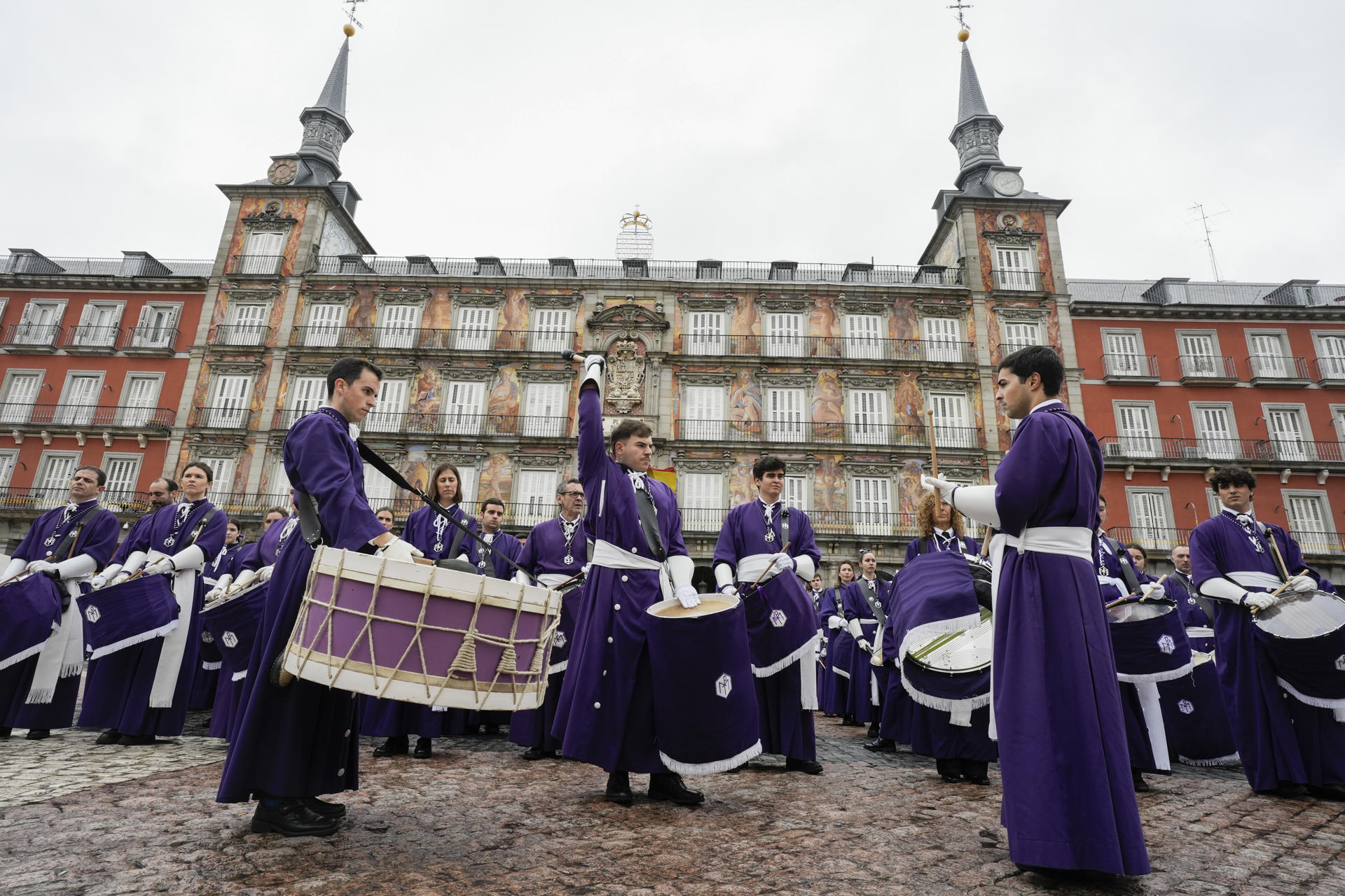 La tamborrada de Resurrección en la plaza Mayor de Madrid, en la que ha participado el alcalde José Luis Martínez Almeida, ha puesto el punto y final a la celebración de la Semana Santa 2024 en la capital. A pesar de la lluvia y del frío, varios centenares de personas han estado presentes, entre ellas la alcaldesa de Zaragoza, Natalia Chueca; la delegada madrileña de Cultura, Turismo y Deporte, Marta Rivera de la Cruz, y el portavoz de Vox en el Ayuntamiento de Madrid, Javier Ortega-Smith. EFE/ Borja Sanchez-Trillo
