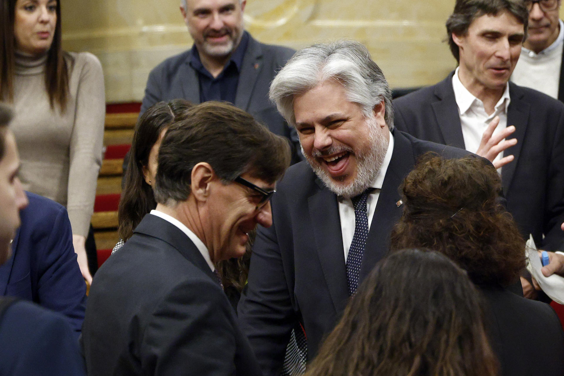 El portavoz de JxCat, Albert Batet (d), conversa con el líder del PSC, Salvador Illa (i), momentos antes del inicio del debate de totalidad de los presupuestos de la Generalitat para 2024 en el Parlamento de Cataluña, sin que de momento el presidente Aragonès haya podido atar el apoyo de los comunes a las cuentas. EFE/Quique García
