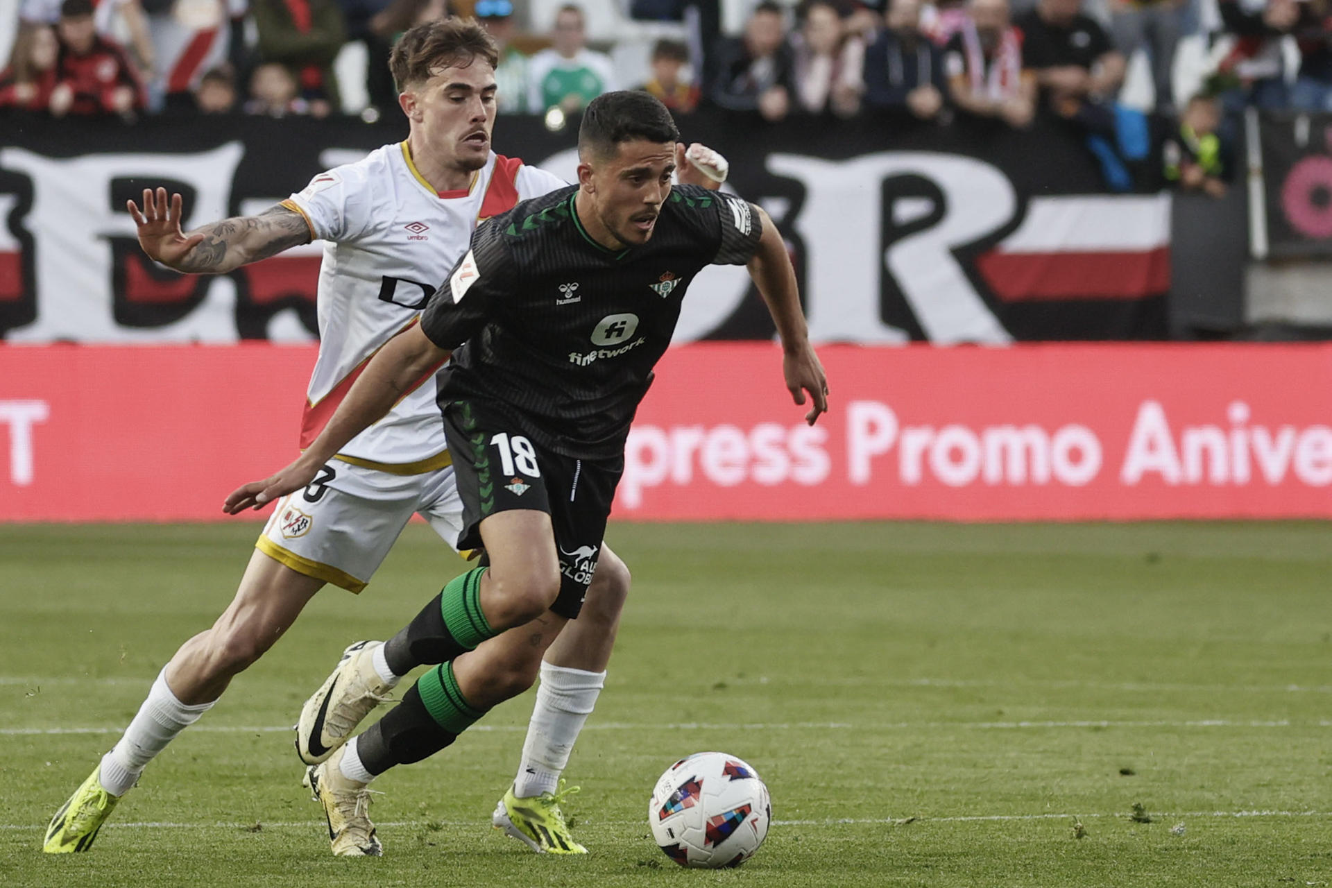 El centrocampista del Betis Pablo Fornals (d) escapa de Josep Chavarría, del Rayo, durante el partido de Liga en Primera División que Rayo Vallecano y Real Betis disputaron en el estadio de Vallecas. EFE/Fernando Alvarado
