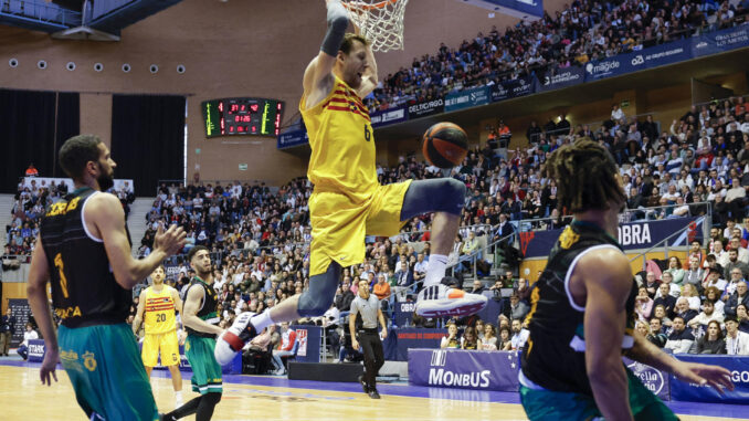 Thomas Scrubb del Monbús Obradoiro, frente a Jan Vesely del Barcelona, durante el partido de la jornada 27 de la liga Endesa de baloncesto, este domingo en el pabellón de Sar en Santiago de Compostela. EFE/Lavandeira jr
