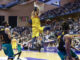 Thomas Scrubb del Monbús Obradoiro, frente a Jan Vesely del Barcelona, durante el partido de la jornada 27 de la liga Endesa de baloncesto, este domingo en el pabellón de Sar en Santiago de Compostela. EFE/Lavandeira jr