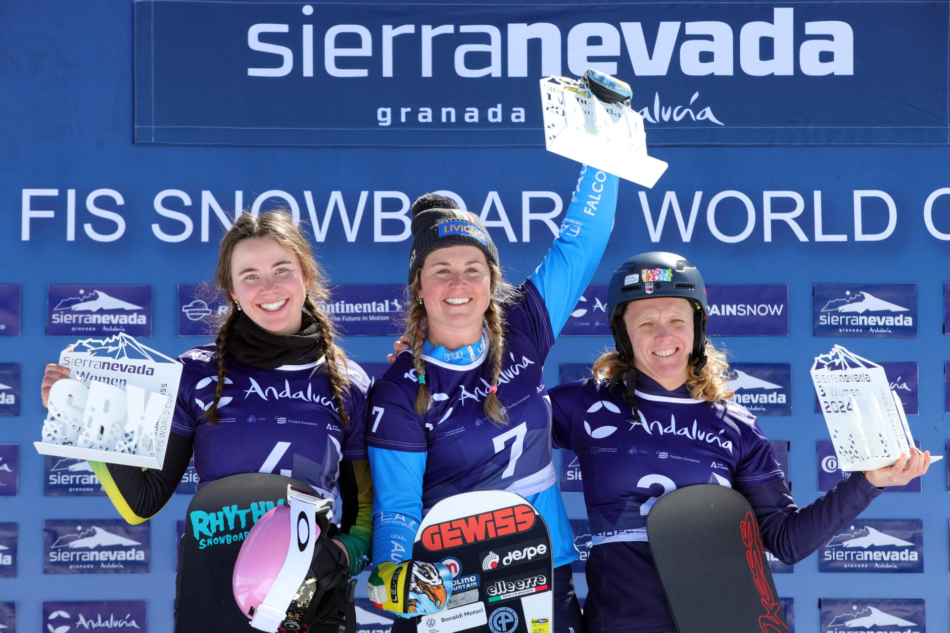 GRANADA (SIERRA NEVADA), 03/03/2024.- La italiana Michela Moioli (c) junto a la segunda clasificada, la australiana Josie Baff (I) y la británica Charlotte Bankes, en el podio de la segunda prueba de la Copa del Mundo de Snowboard cross, este domingo en Sierra Nevada. EFE. Pepe Torres.
