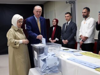 Fotografía proporcionada por la Oficina de Prensa del Presidente turco, del mandatario Recep Tayyip Erdogan (c), junto a su esposa Emine Erdogan (i), votando este domingo en una mesa electoral durante las elecciones locales en Estambul, Turquía. Unos 61 millones de personas votarán en las elecciones locales de Turquía en 81 provincias. EFE/OFICINA DE PRENSA DEL PRESIDENTE TURCO -SÓLO PARA USO EDITORIAL/NO VENTAS