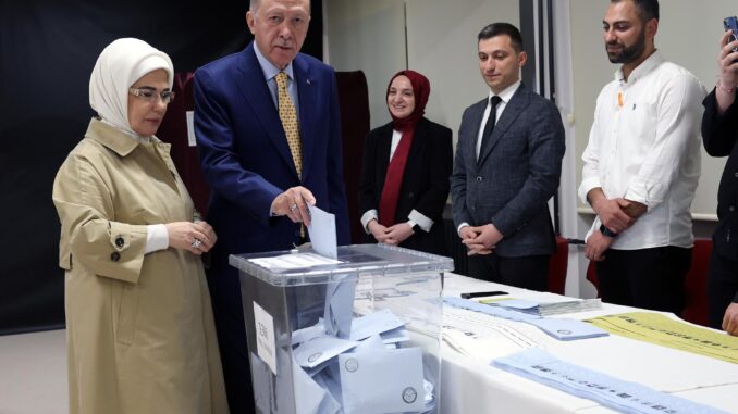 Fotografía proporcionada por la Oficina de Prensa del Presidente turco, del mandatario Recep Tayyip Erdogan (c), junto a su esposa Emine Erdogan (i), votando este domingo en una mesa electoral durante las elecciones locales en Estambul, Turquía. Unos 61 millones de personas votarán en las elecciones locales de Turquía en 81 provincias. EFE/OFICINA DE PRENSA DEL PRESIDENTE TURCO -SÓLO PARA USO EDITORIAL/NO VENTAS
