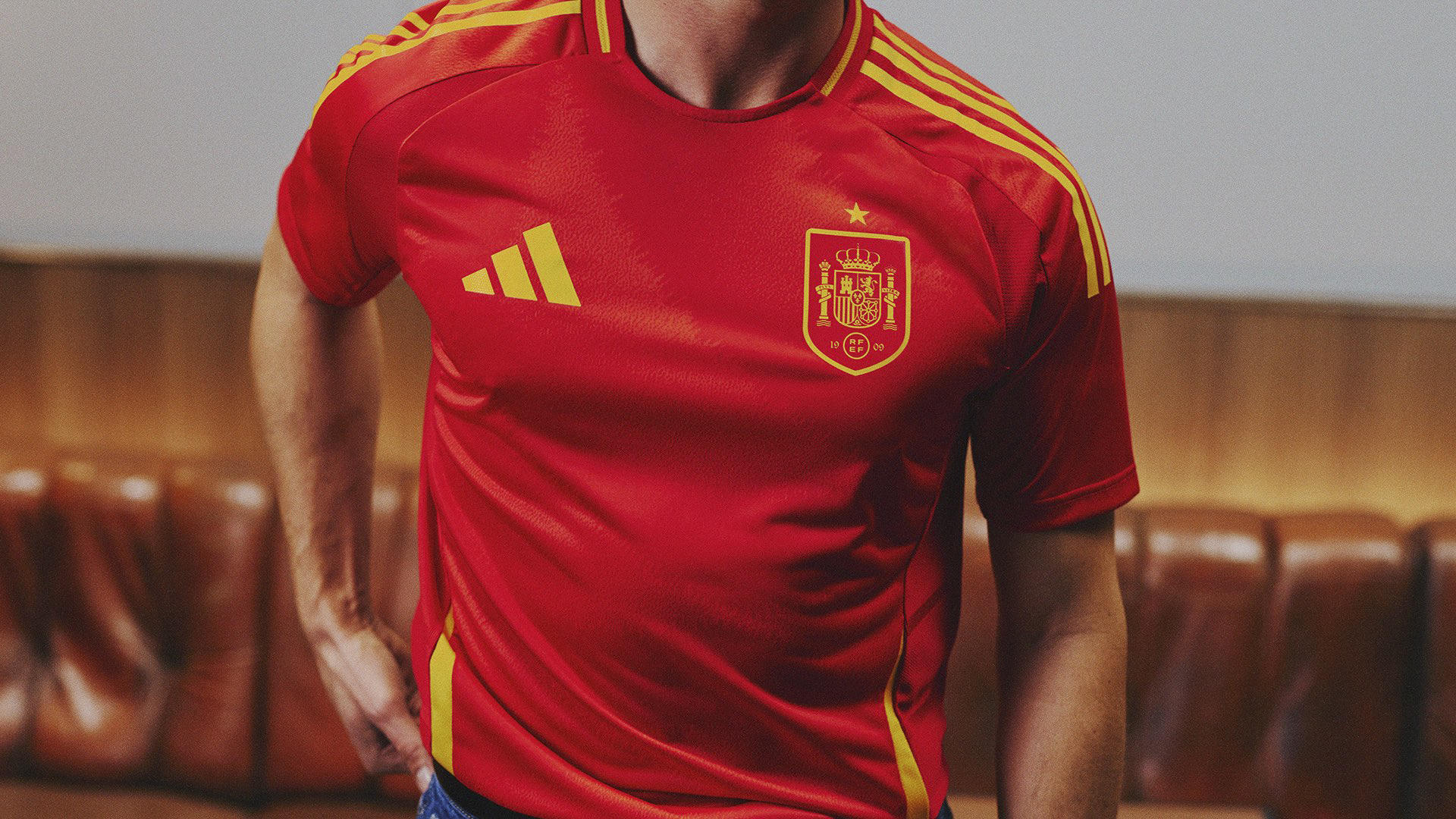 Presentación de la camiseta de la selección masculina española de fútbol para la Eurocopa 2024.  EFE/X/ADIDAS
