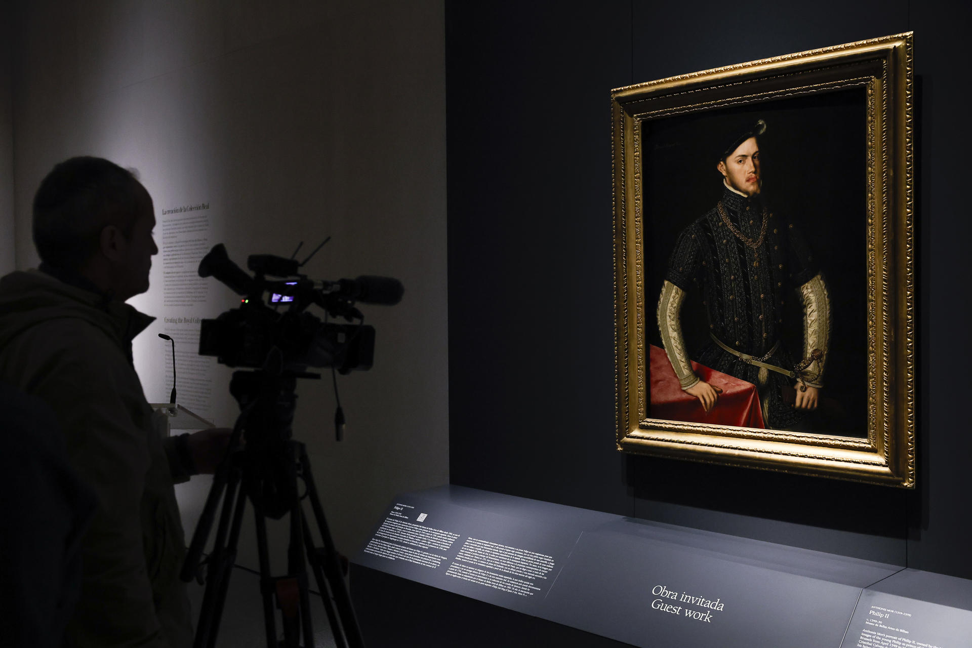 Vista de la presentación de la primera obra invitada a la galería de las Colecciones Reales, el retrato de Felipe II que pintó Antonio Moro en 1549-1550, este miércoles en Madrid.- EFE/ Chema Moya
