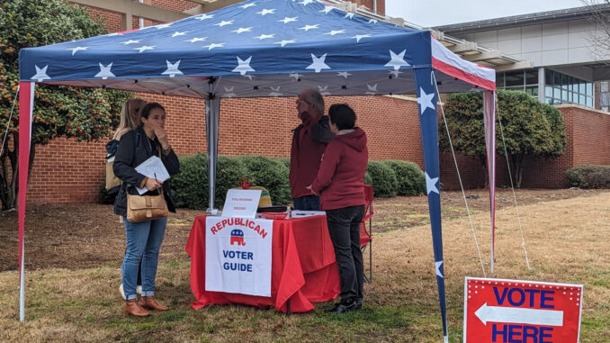 Unas personas conversan dentro de un puesto de información para votantes republicanos, dispuesto a la entrada de un centro de votación, este martes en Durham, Carolina del Norte (EE. UU). EFE/Eduard Ribas
