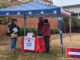 Unas personas conversan dentro de un puesto de información para votantes republicanos, dispuesto a la entrada de un centro de votación, este martes en Durham, Carolina del Norte (EE. UU). EFE/Eduard Ribas