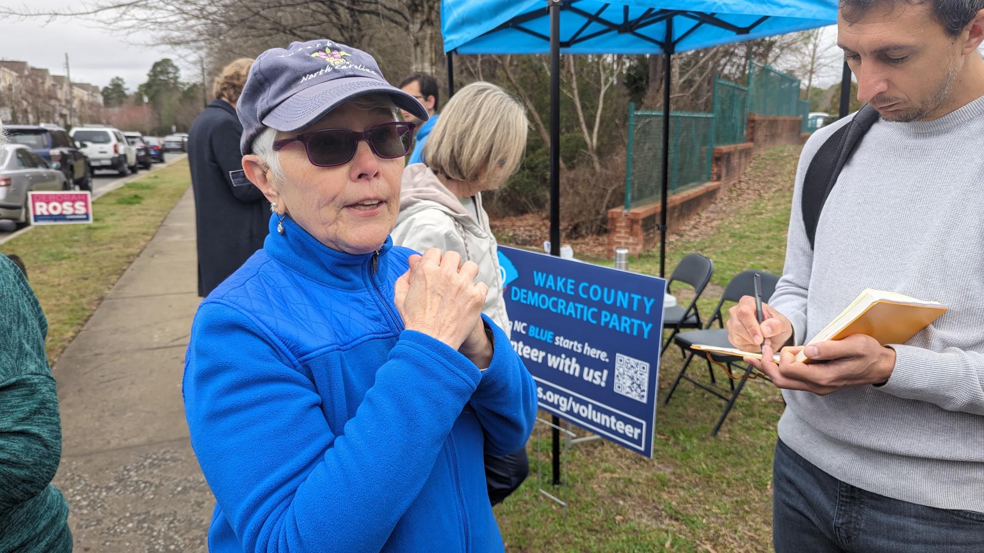 La votante demócrata Marcia Perry habla con EFE este martes a su llegada a un centro de votación en Durham, Carolina del Norte (EE. UU). EFE/Eduard Ribas
