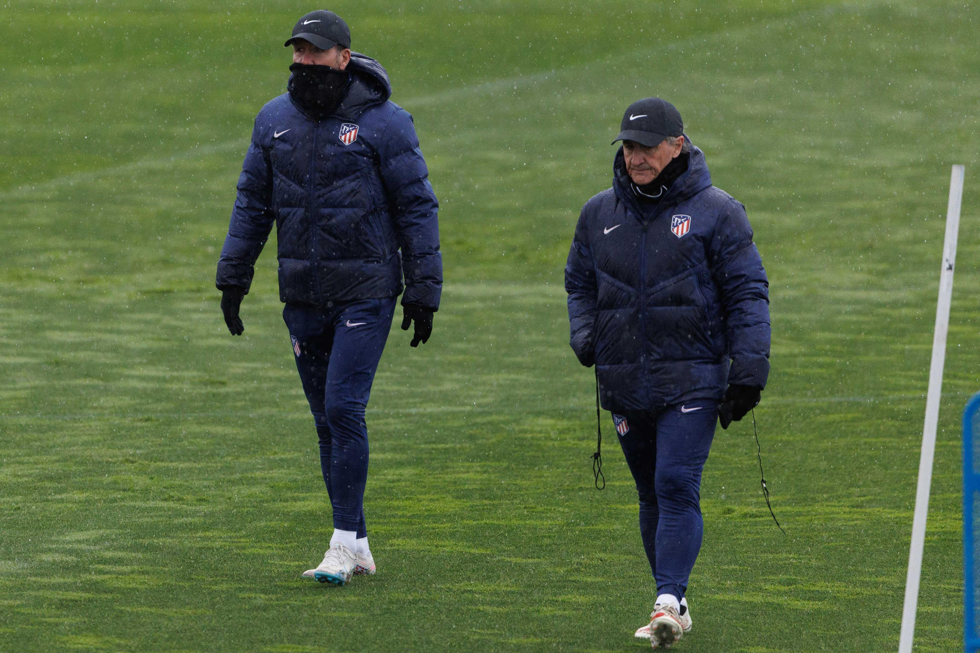 Simeone y Óscar Ortega, durante el entrenamiento.-EFE/Sergio Pérez
