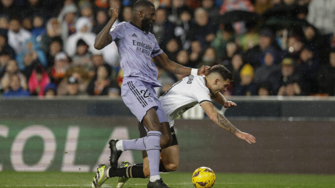 El delantero del Valencia, Hugo Duro (d), cae ante el defensa alemán del Real Madrid, Antonio Rudiger, durante el encuentro correspondiente a la jornada 27 de Primera División que Valencia y Real Madrid disputaron en el estadio de Mestalla, en Valencia. EFE / Kai Forsterling.
