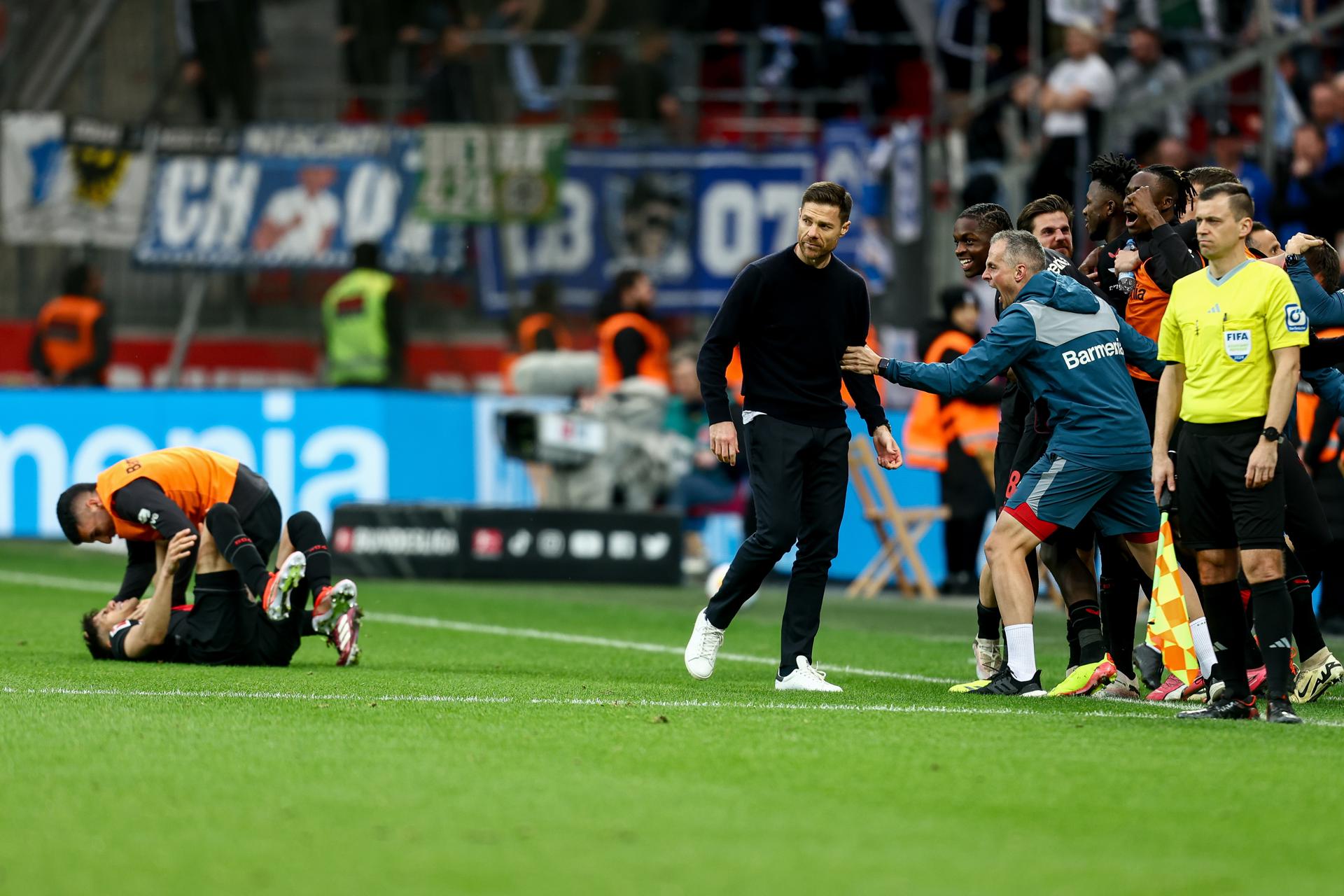 El Bayer Leverkusen Xabi Alonso (c) y sus jugadores celebran la remontada durante el partido que han jugado Bayer 04 Leverkusen y TSG Hoffenheim en Leverkusen, Alemania. EFE/EPA/LEON KUEGELER
