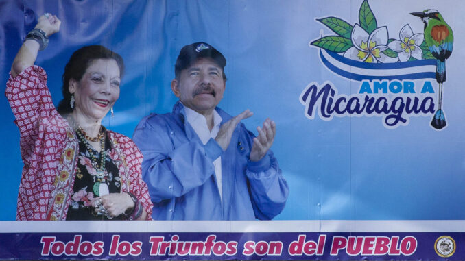 Fotografía de una valla con el presidente de Nicaragua, Daniel Ortega, y la vicepresidenta (y su esposa), Rosario Murillo, en un edificio de Managua. EFE/ Jorge Torres
