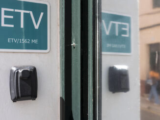 En la imagen, viviendas en el centro histórico de Maó, Menorca, identificadas con la placa ETV, Estancias turísticas vacacionales, para propiedades residenciales con licencia que permite que sean utilizadas como alojamiento de alquiler vacacional. EFE/David Arquimbau Sintes