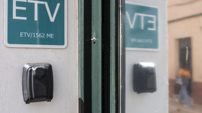 En la imagen, viviendas en el centro histórico de Maó, Menorca, identificadas con la placa ETV, Estancias turísticas vacacionales, para propiedades residenciales con licencia que permite que sean utilizadas como alojamiento de alquiler vacacional. EFE/David Arquimbau Sintes
