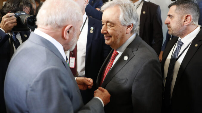 El presidente de Brasil, Luiz Inácio Lula da Silva (i), conversa con el secretario general de las Naciones Unidas (ONU), Antonio Guterres, mientras se preparan para la toma de una fotografía grupal durante la VIII cumbre de la Comunidad de Estados Latinoamericanos y Caribeños (Celac) este viernes, en Kingstown (S. Vicente y Granadinas). EFE/ Bienvenido Velasco
