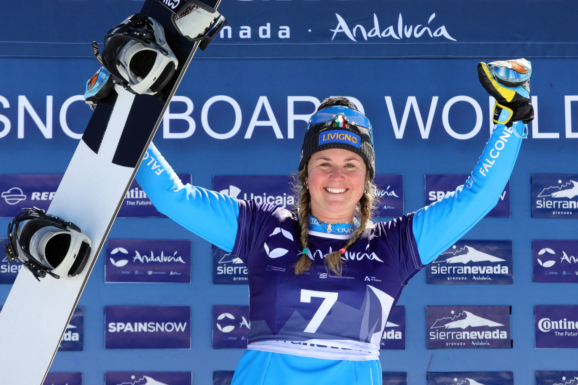 -La corredora italiana Moioli Michela se hace con el triunfo de la segunda prueba de la Copa del Mundo de Snowboard cross, este domingo en Sierra Nevada. EFE. Pepe Torres.
