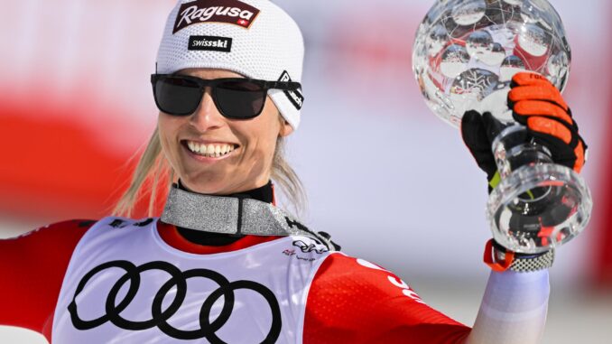 La suiza Lara Gut Behrami celebra la Copa del Mundo de esquí alpino y el Globo de Cristal en la estación austriaca de Saalbach. EFE/EPA/GIAN EHRENZELLER
