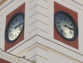 En la imagen de archivo, el reloj de la madrileña Puerta del Sol. EFE/Fernando Alvarado