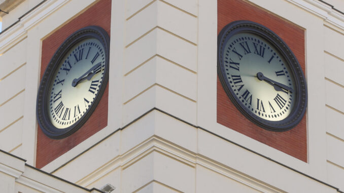 En la imagen de archivo, el reloj de la madrileña Puerta del Sol. EFE/Fernando Alvarado
