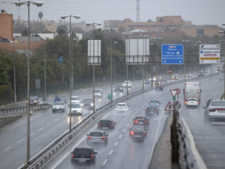 Varios coches circulan bajo la lluvia este fin de semana. EFE/ Daniel Pérez