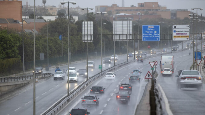 Varios coches circulan bajo la lluvia este fin de semana. EFE/ Daniel Pérez
