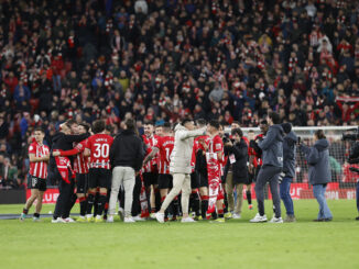 Los jugadores del Athletic Club celebran la victoria y el pase a la final tras el partido de vuelta de semifinales de la Copa del Rey que Athletic Club de Bilbao y Atlético de Madrid disputaron este jueves en el estadio de San Mamés, en Bilbao. EFE/Miguel Tona