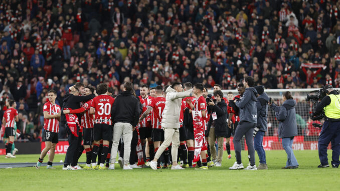 Los jugadores del Athletic Club celebran la victoria y el pase a la final tras el partido de vuelta de semifinales de la Copa del Rey que Athletic Club de Bilbao y Atlético de Madrid disputaron este jueves en el estadio de San Mamés, en Bilbao. EFE/Miguel Tona
