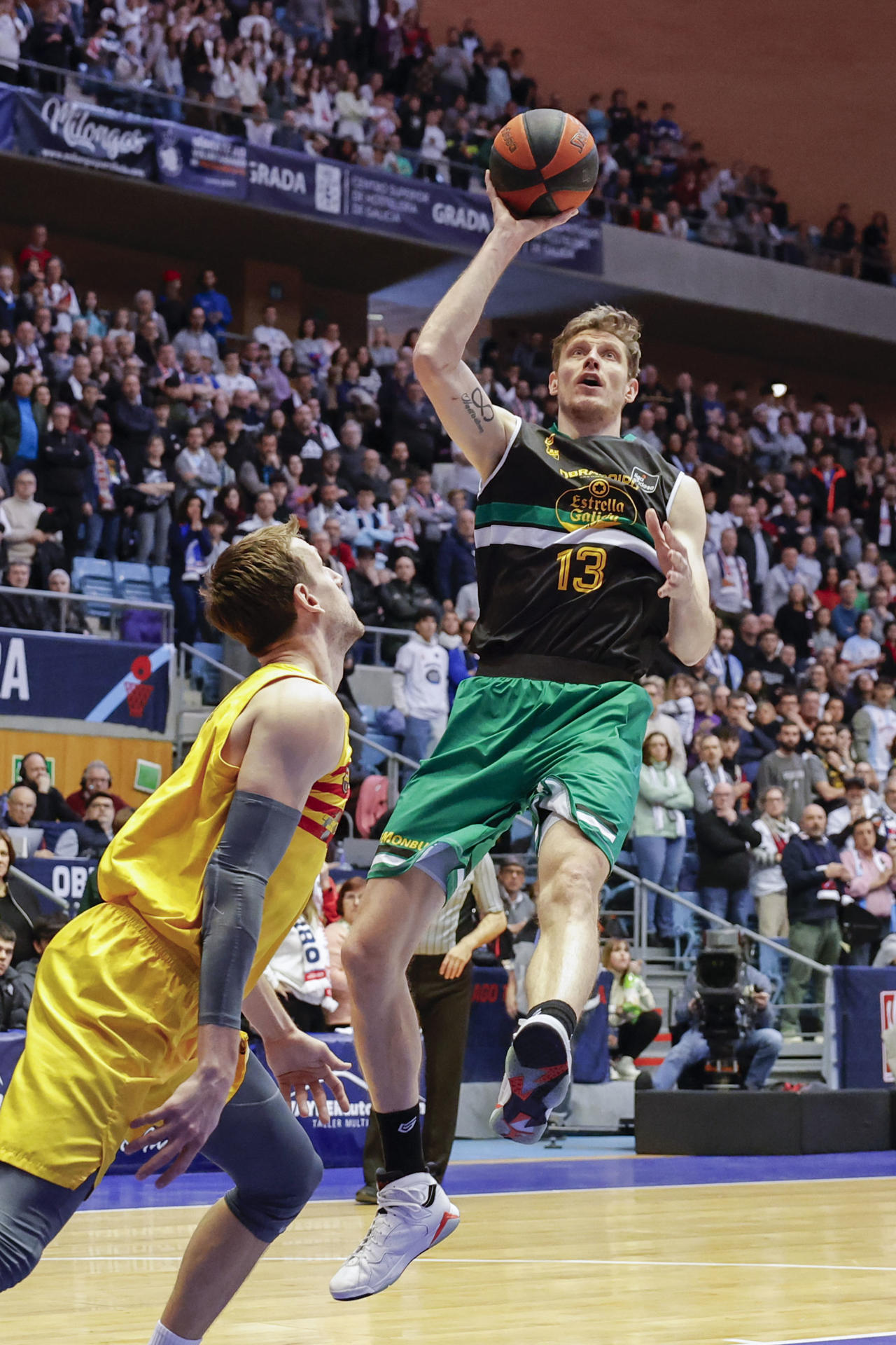 Artem Pustovyi del Monbús Obradoiro, durante el partido de la jornada 27 de la liga Endesa de baloncesto contra el Barcelona, este domingo en el pabellón de Sar en Santiago de Compostela. EFE/Lavandeira jr
