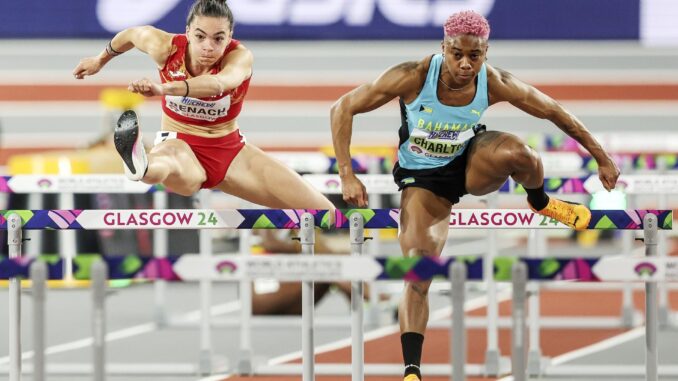 La atleta española Xenia Benach de España (i) y Devynne Charlton de Bahamas (d) compiten en una serie de 60 m vallas en el Campeonato Mundial de Atletismo en pista cubierta en Glasgow. EFE/EPA/ROBERT PERRY
